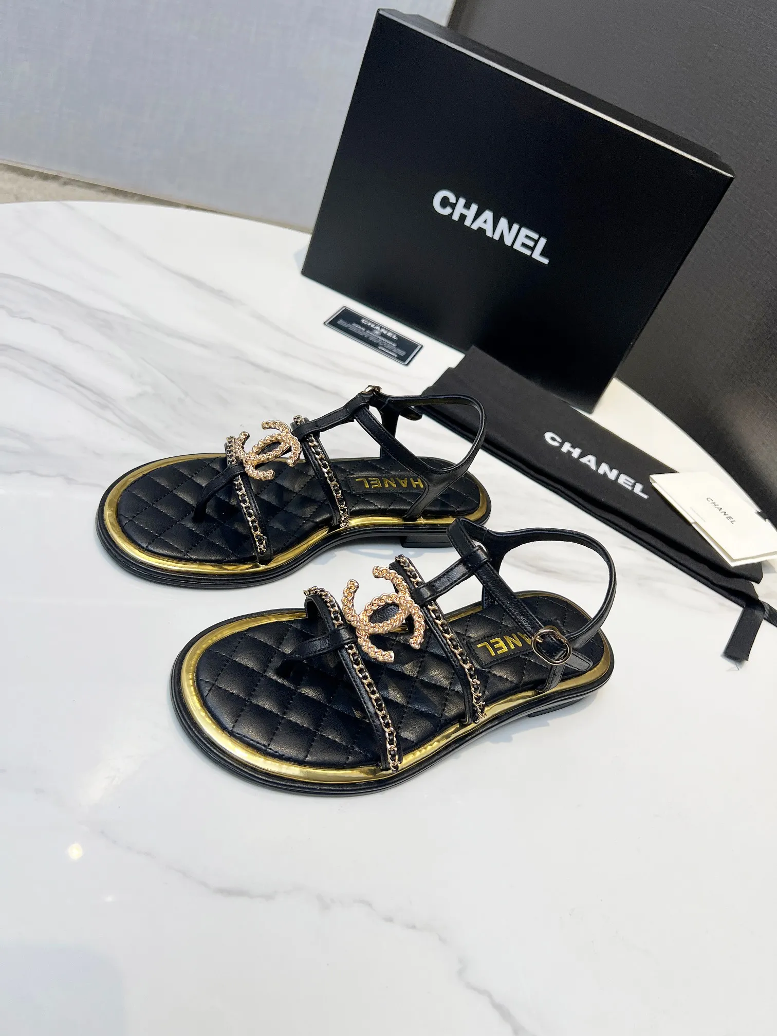 👟👟Ex-factory price 500👟👟 CHANEL2025 Xiaoxiang new classic flip-flop sandals, unique double-layer welt craftsmanship, 👡 👄Original 1:1 molded logo🧡Exudes lasting charm Xiaoxiang sandals👡Vivid intellectual elegance👥Brings out women’s unique beauty👩‍🦰 Fabric: Sheepskin Lining: Imported sheepskin , Outsole: Rubber outsole (leather outsole) Color: black/apricot/white, code number: 35-40 (41-41 customized, non-refundable and non-exchangeable)